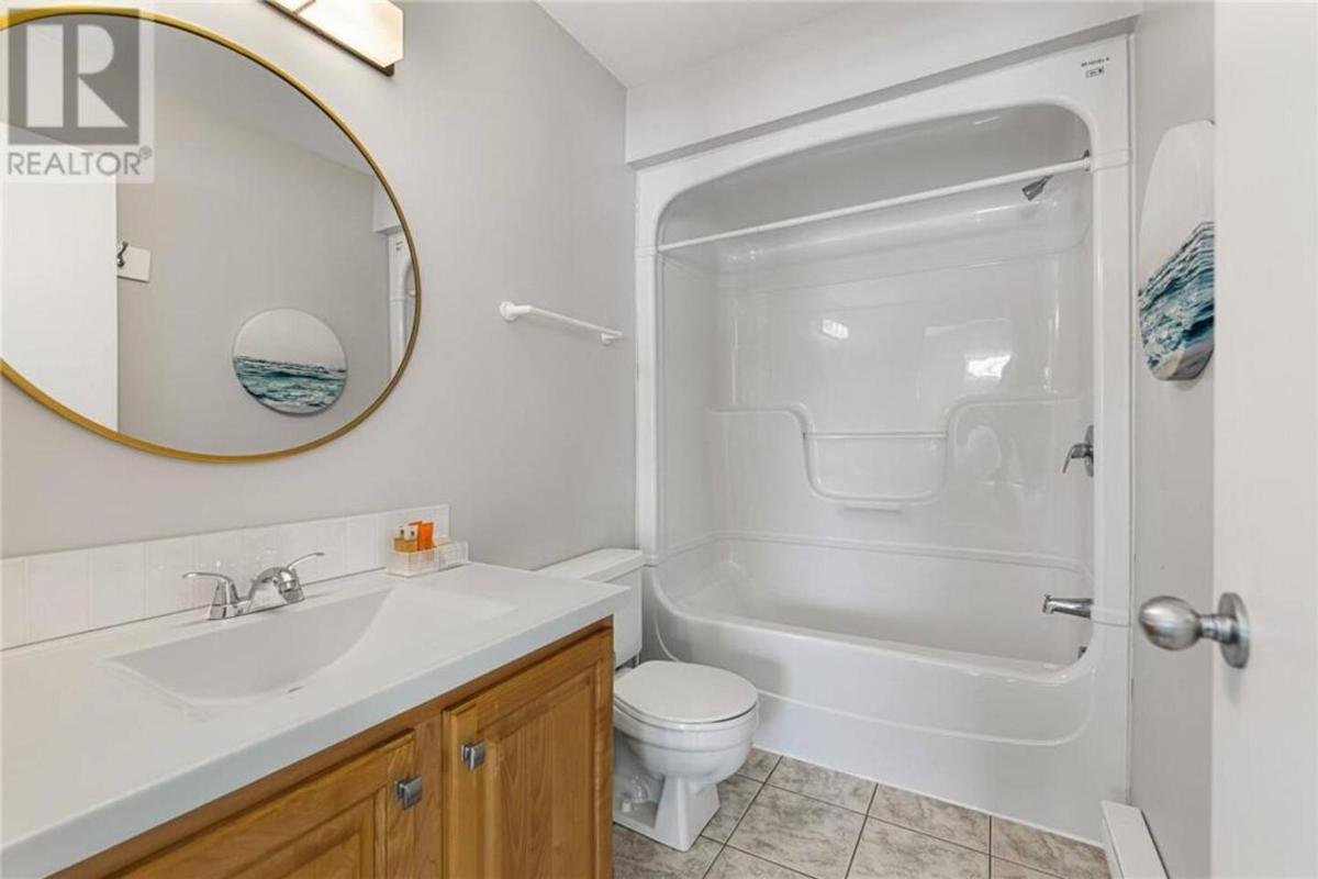 Seabreeze Aboiteau Cottage - beach access - Housity