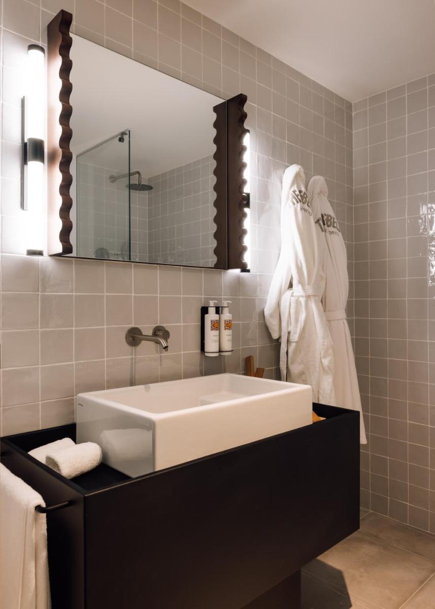 Uma casa de banho em The Rebello Hotel & Spa - Small Luxury Hotels Of The World