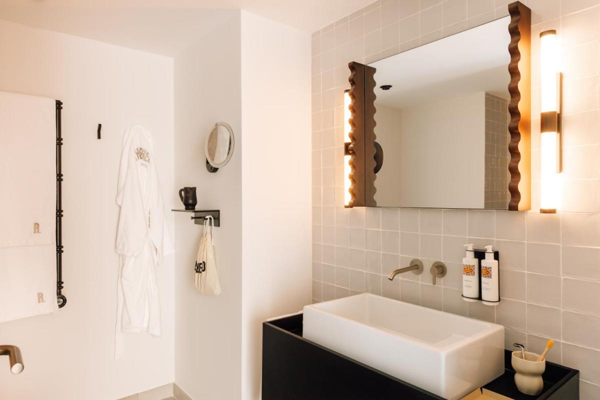 Uma casa de banho em The Rebello Hotel & Spa - Small Luxury Hotels Of The World
