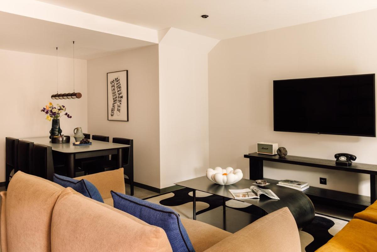 Uma televisão e/ou sistema de entretenimento em The Rebello Hotel & Spa - Small Luxury Hotels Of The World