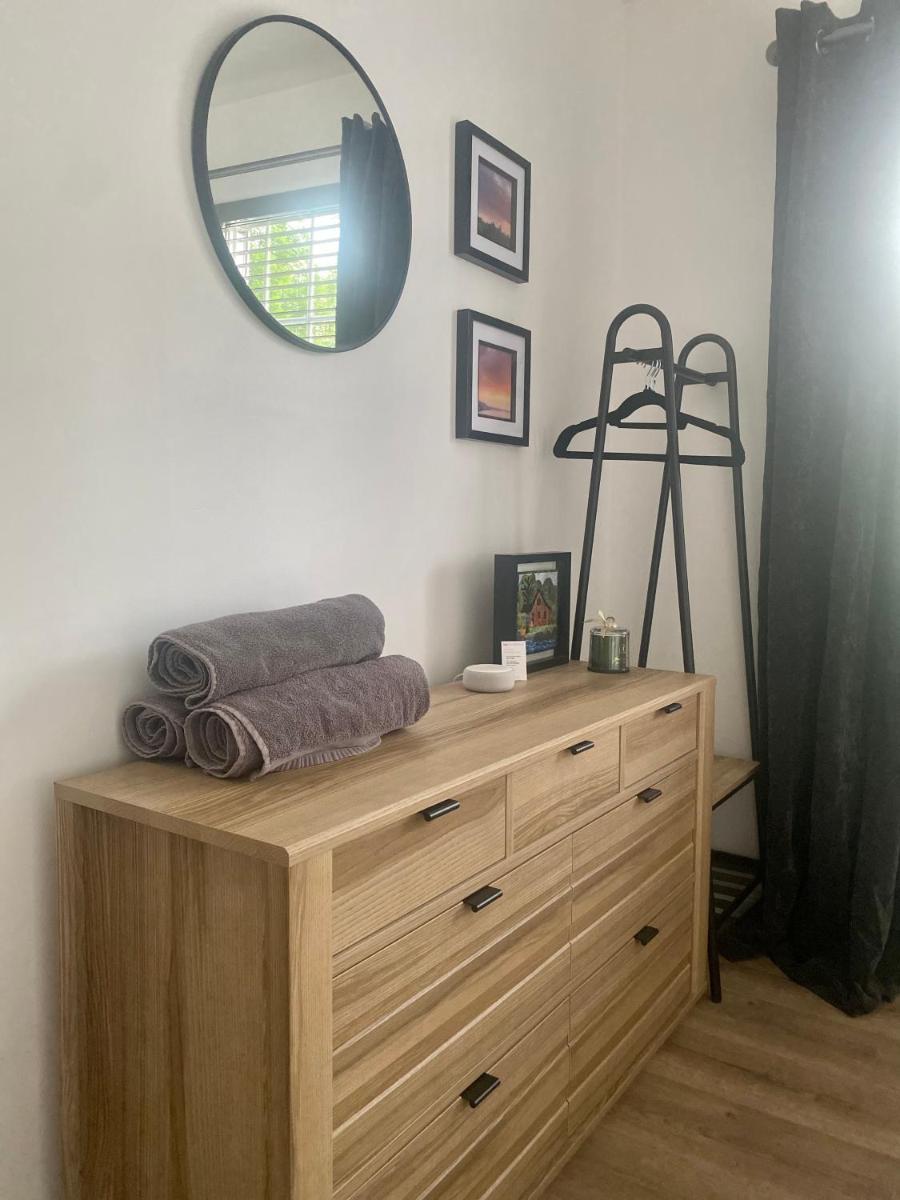 Private room in modern detached house - Housity