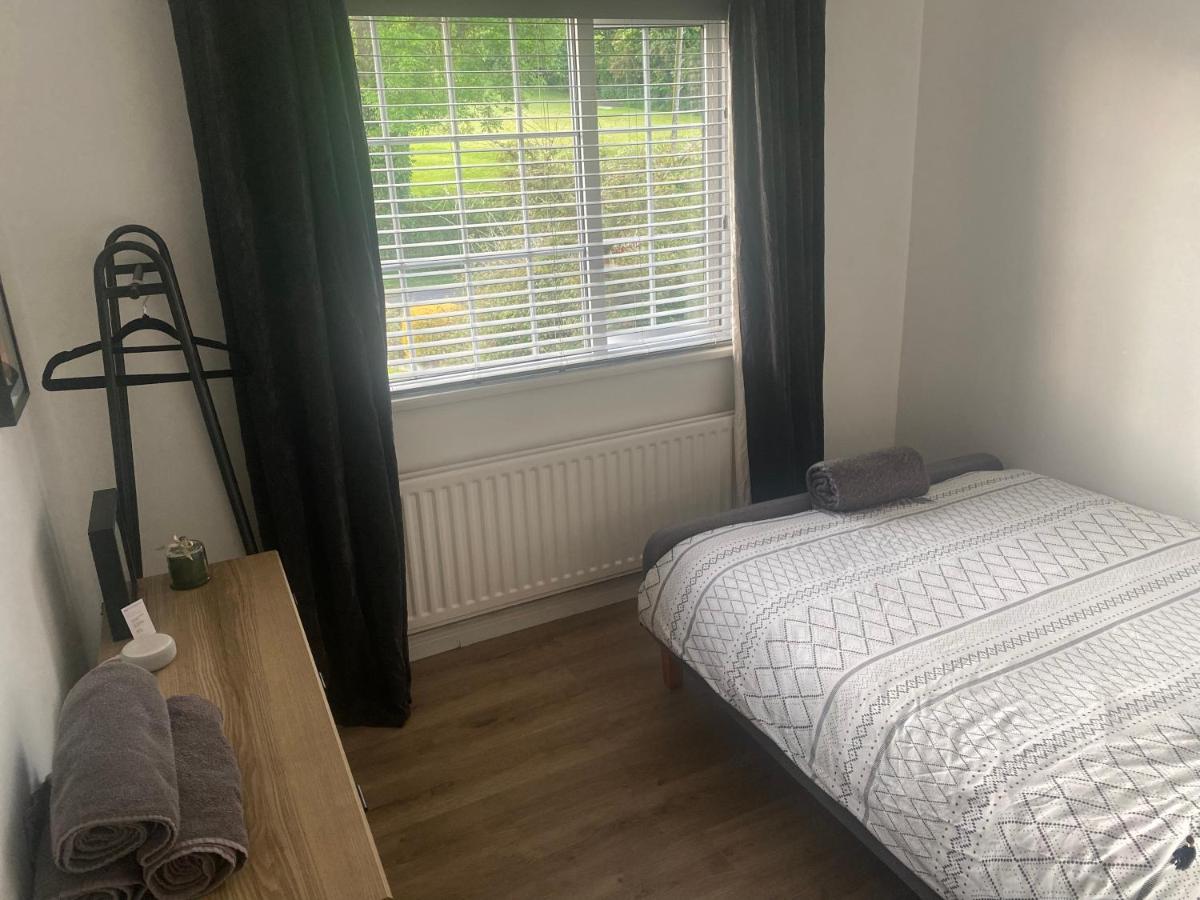 Private room in modern detached house - Housity