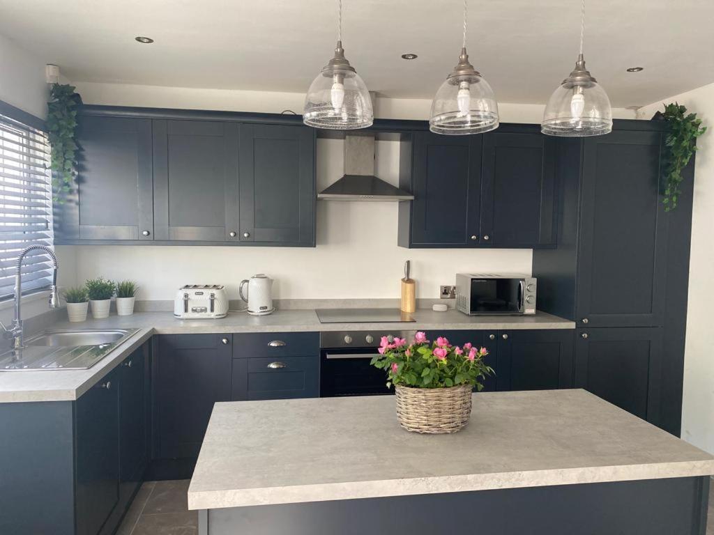 Private room in modern detached house - Housity