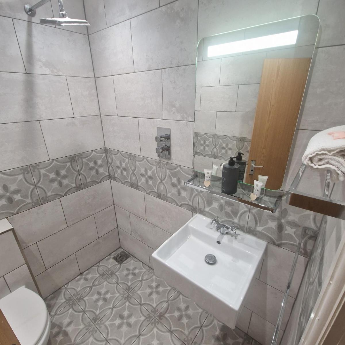 Lenox Bed and Breakfast - Housity