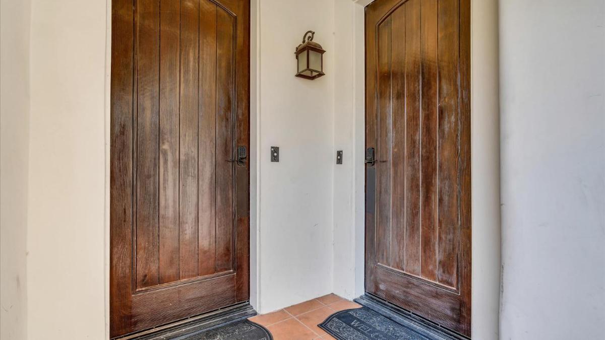 LV009 Private Upstairs Studio w Mountain Views - Housity