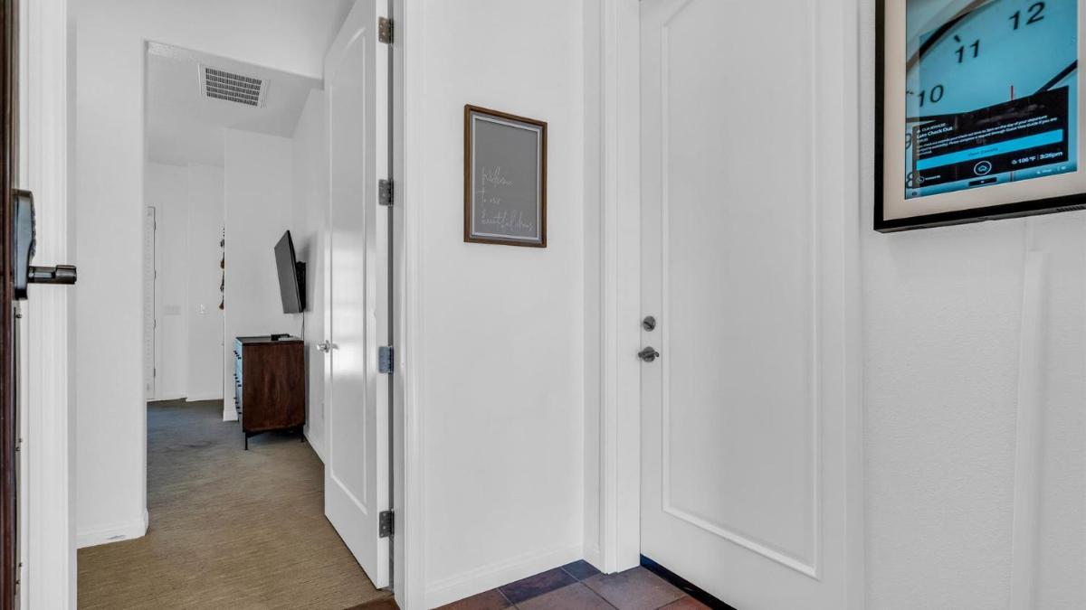 LV009 Private Upstairs Studio w Mountain Views - Housity