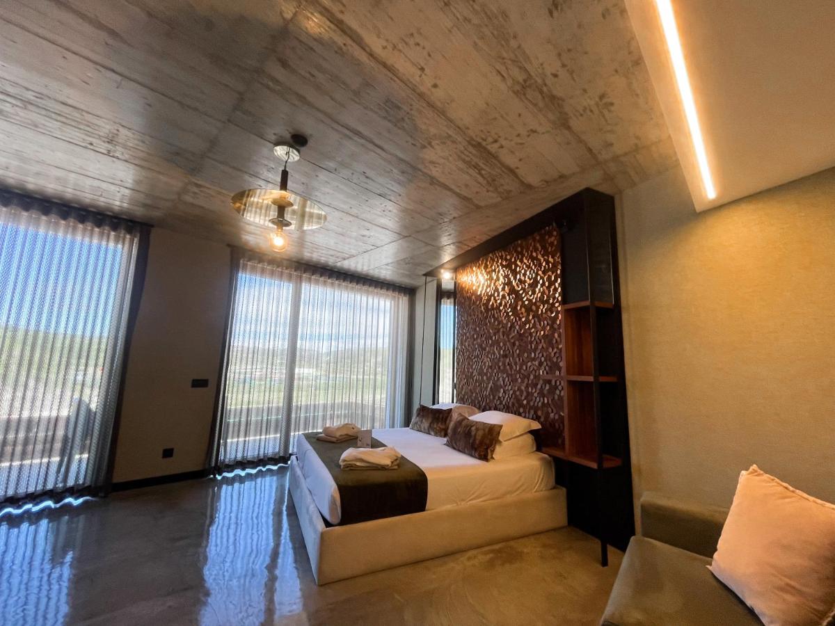 Uma área de estar em Well Hotel & Spa