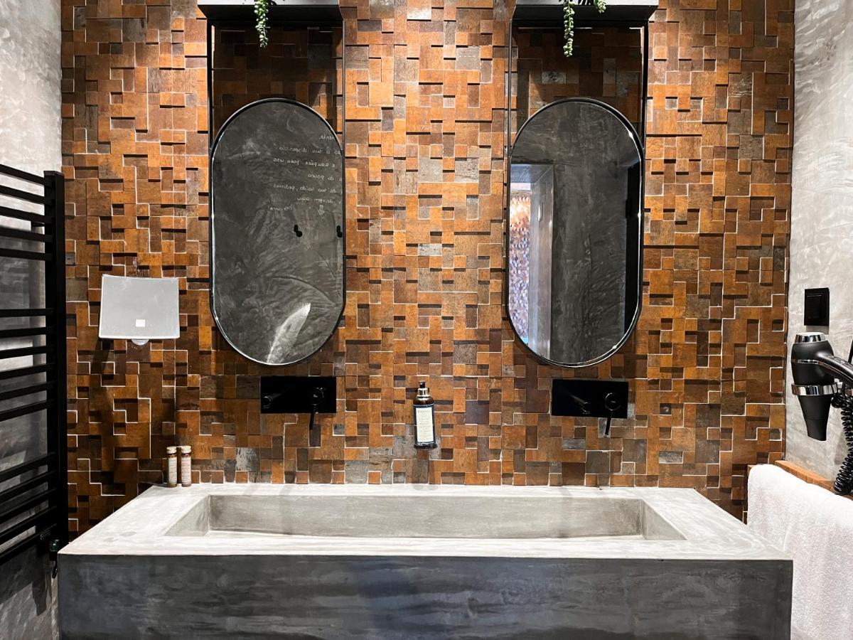 Uma casa de banho em Well Hotel & Spa