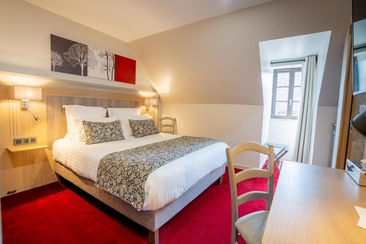 une chambre avec un lit, une table et un bureau dans l'établissement Hotel Le Perigord, à La Roque-Gageac 43 autres photos