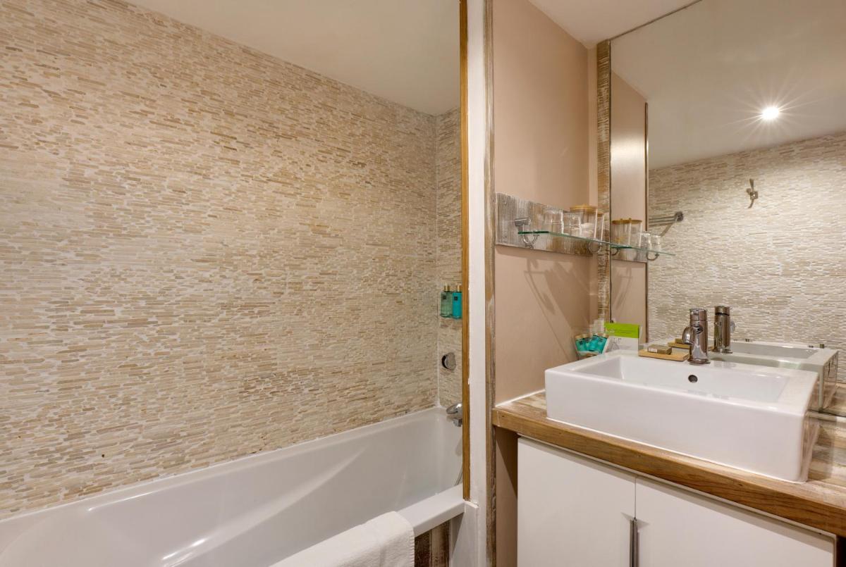 Salle de bains dans l'établissement Vila De La Mar & Spa