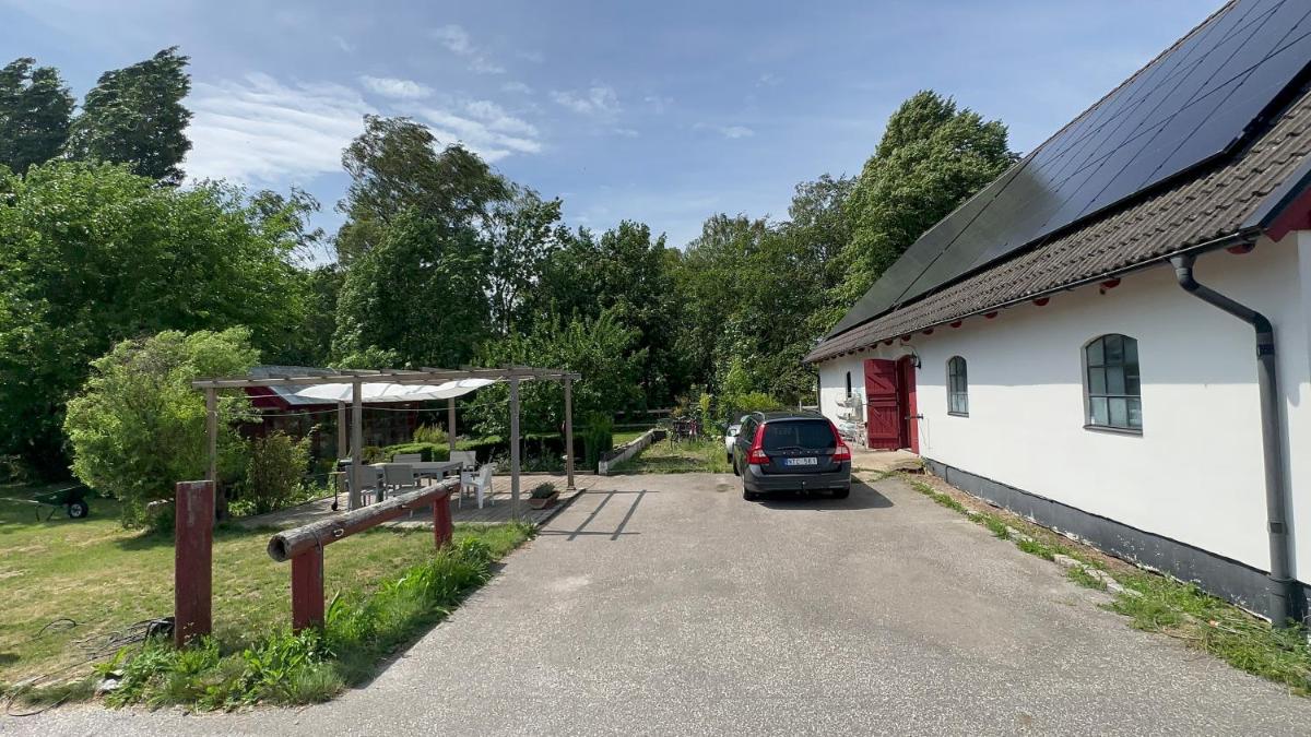 Stort rymligt boende med två sovrum och pentry i lantlig miljö - Housity