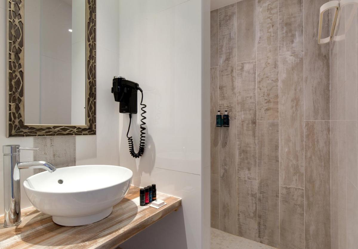 Salle de bains dans l'établissement Vila De La Mar & Spa