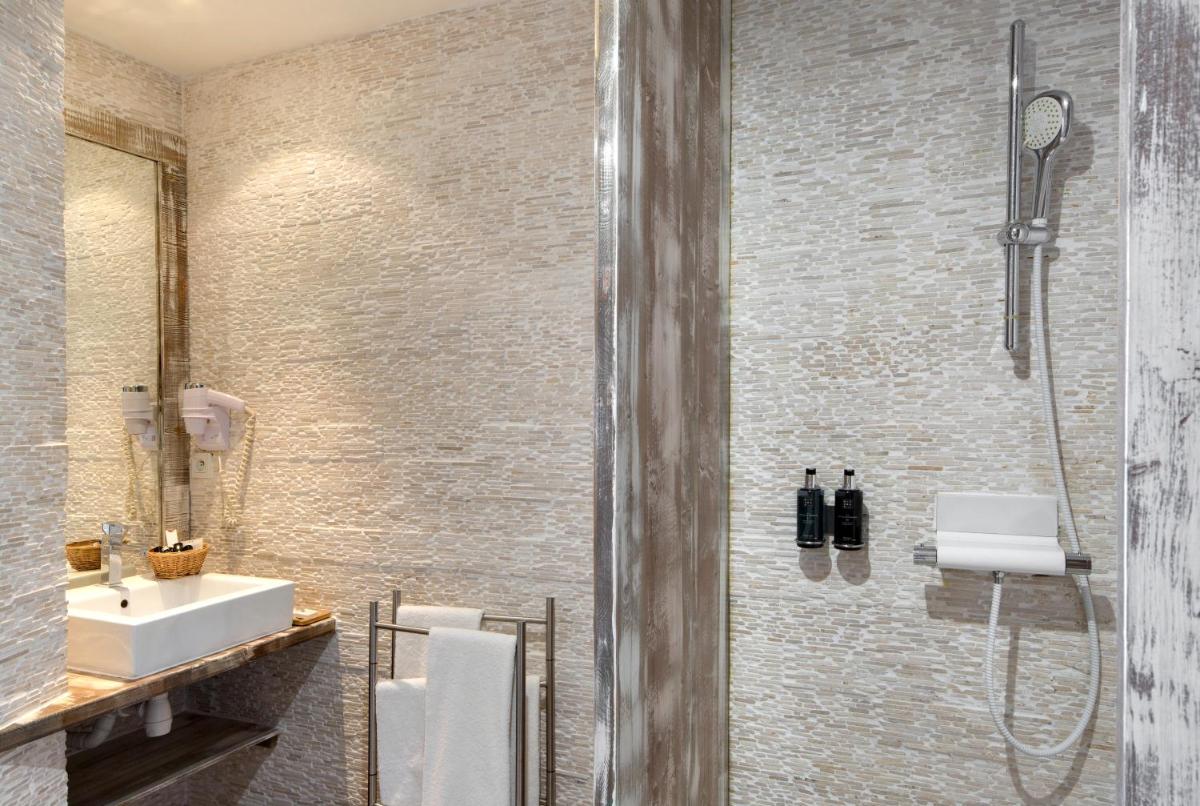 Salle de bains dans l'établissement Vila De La Mar & Spa