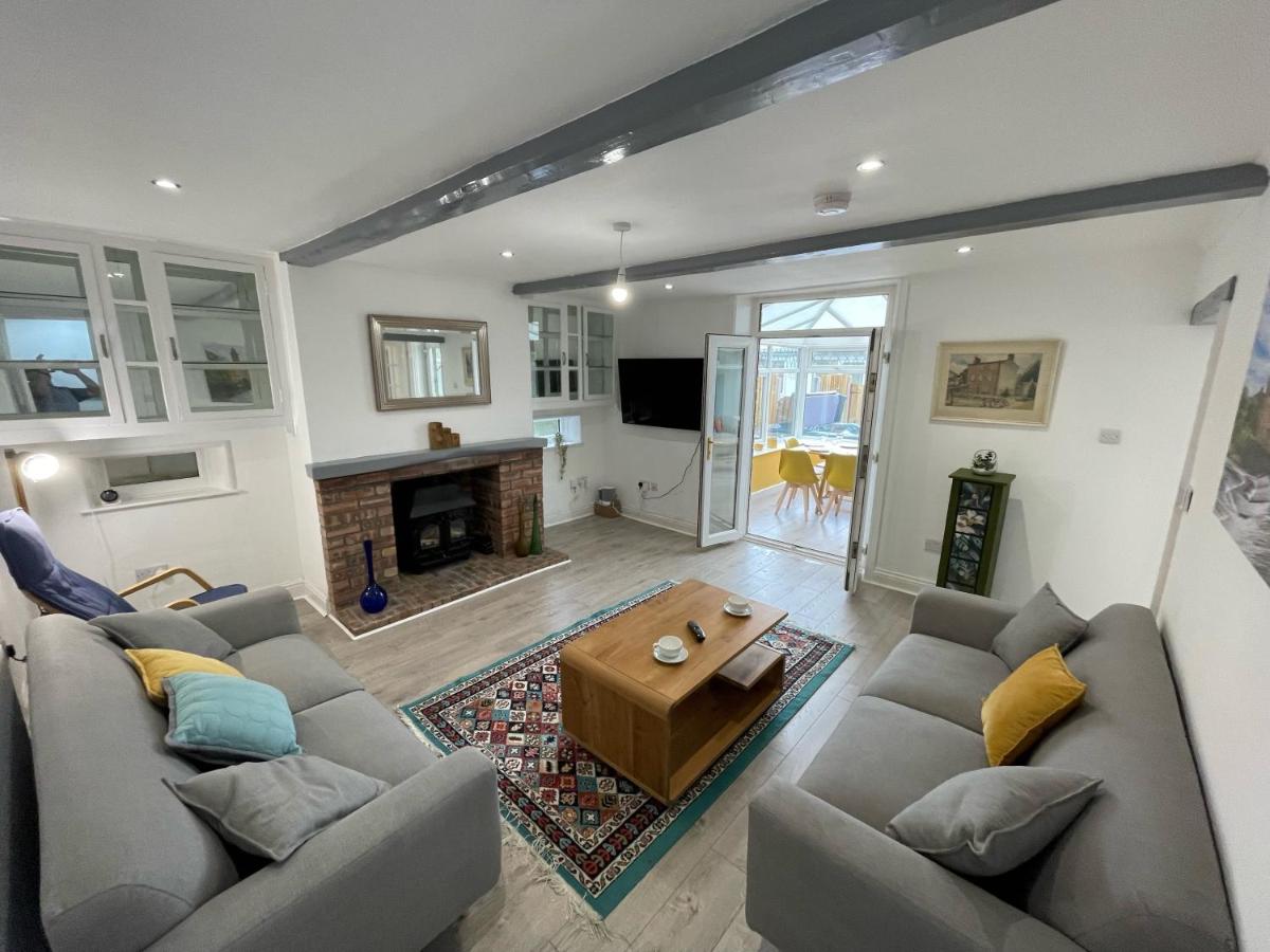 Spacious Cottage with Private Hot Tub - Housity