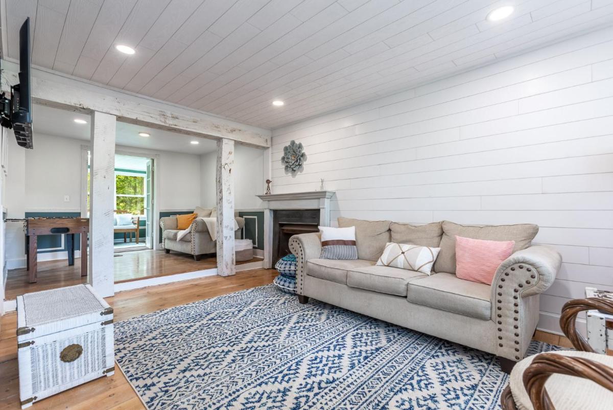 Unique Stay! Ricketts Chic Farmhouse Retreat with Stargazing Bubble Tent - Housity