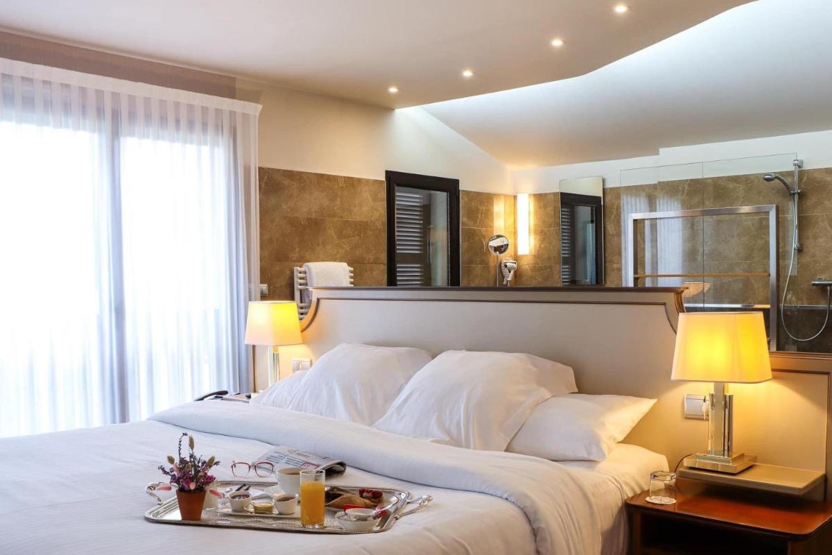 - une chambre avec un lit et un plateau de nourriture dans l'établissement Relais de la Poste, à Magescq