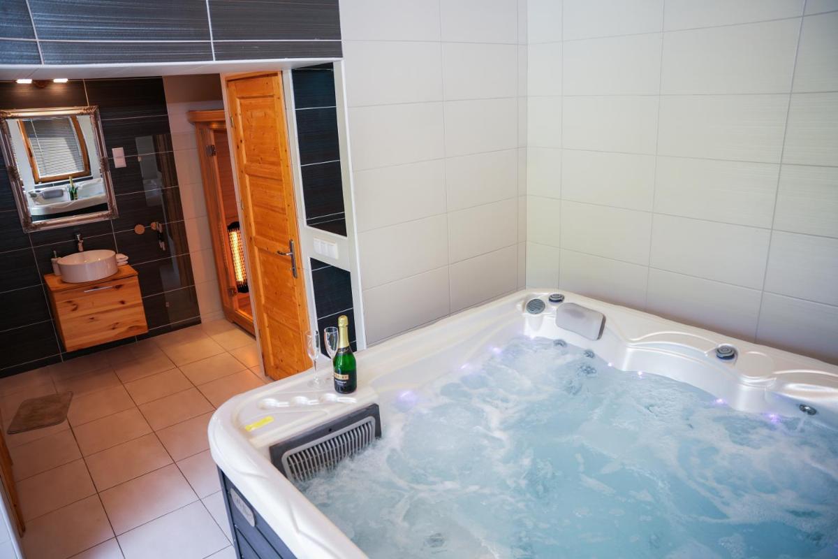 Várkert Deluxe Apartmanház - Housity
