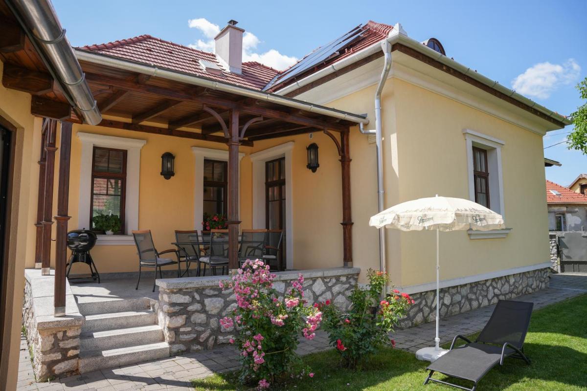 Várkert Deluxe Apartmanház - Housity