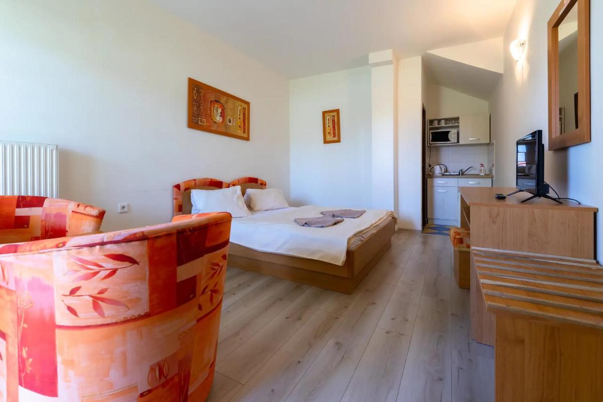 PENZIÓN QUATRO II 250m od kúpaliska - Housity