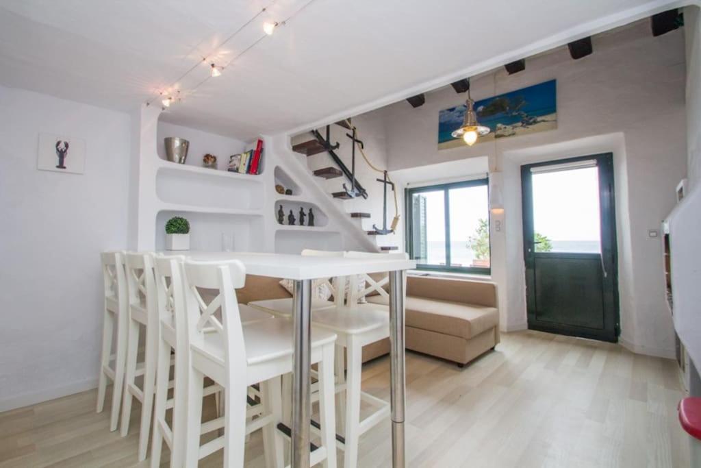 Fisherman's house, 1st line of sea - Housity