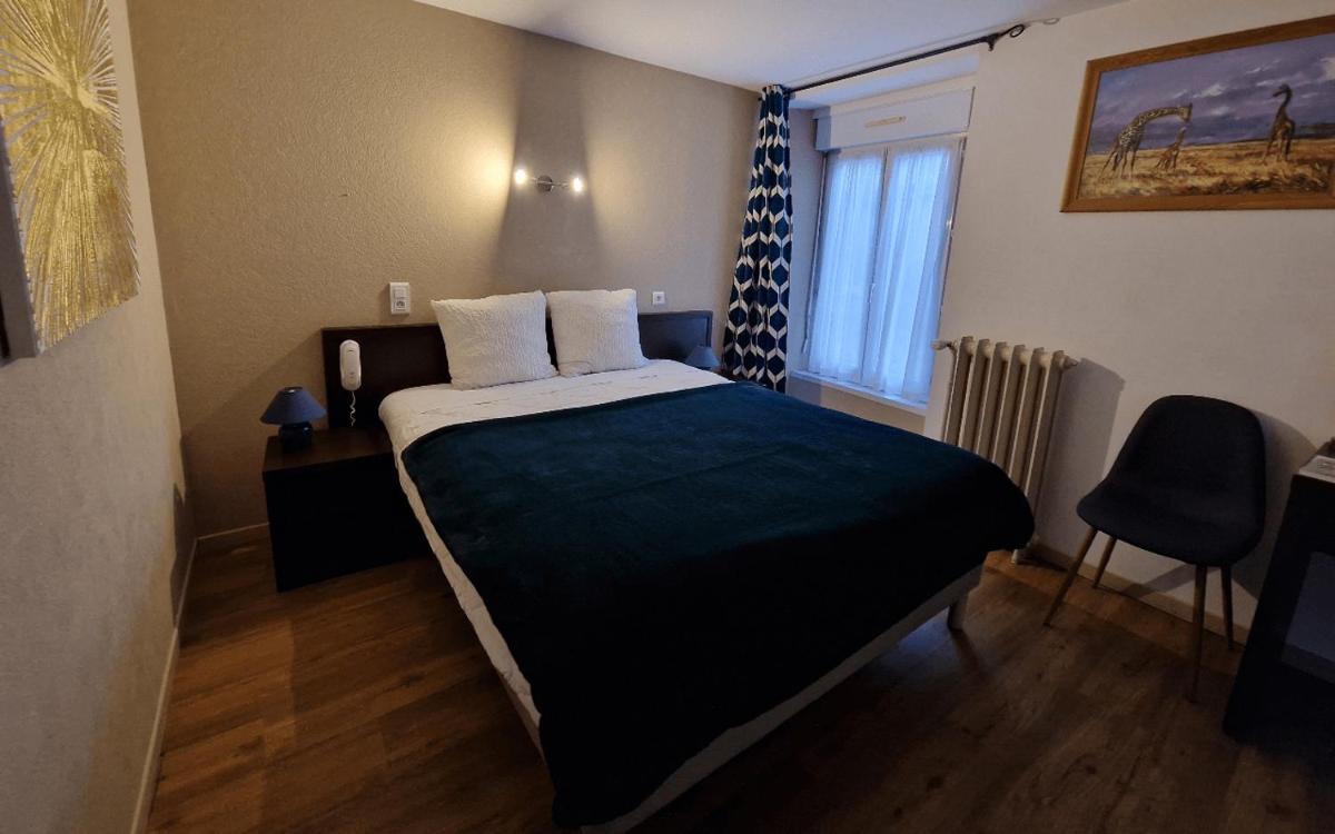 Un ou plusieurs lits dans un hébergement de l'établissement Logis Central Hôtel - Restaurant & Spa