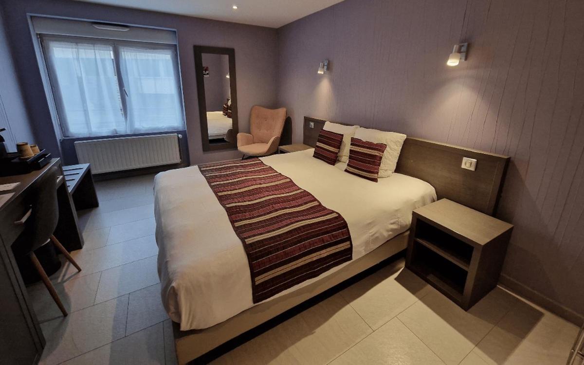 Un ou plusieurs lits dans un hébergement de l'établissement Logis Central Hôtel - Restaurant & Spa