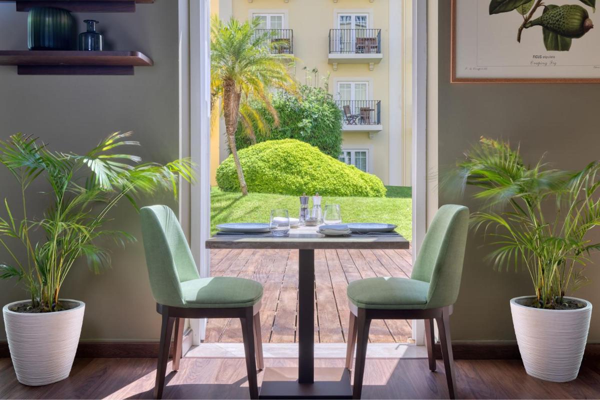 Um jardim no exterior de Domes Lake Algarve, Autograph Collection