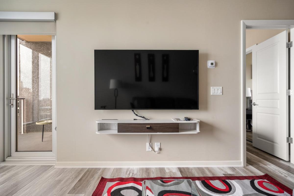 City Centre Retreat - 1BR Condo with Desk - Hizvo