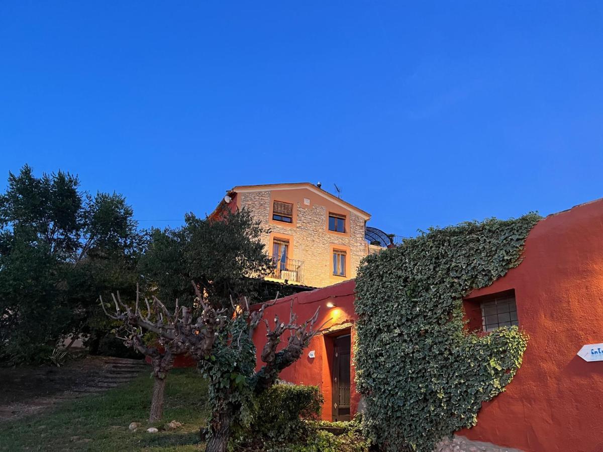 Un edificio con hiedra creciendo en el costado. en Les Vinyes Alojamiento Rural Boutique & SPA, en Vilardida Un edificio con hiedra creciendo en el costado. en Les Vinyes Alojamiento Rural Boutique & SPA, en Vilardida