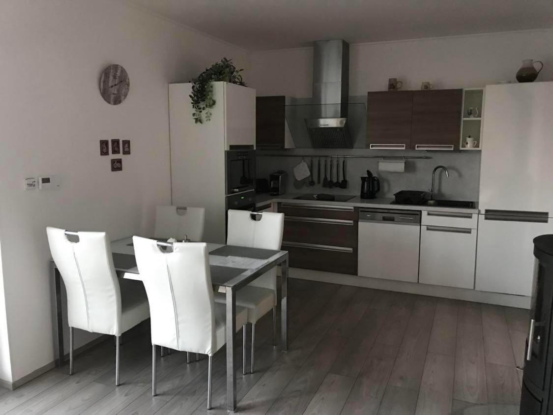 Příjemný apartmán Křoví v rodinném domku se sdíleným bazénem, terasou a zahradou - Housity