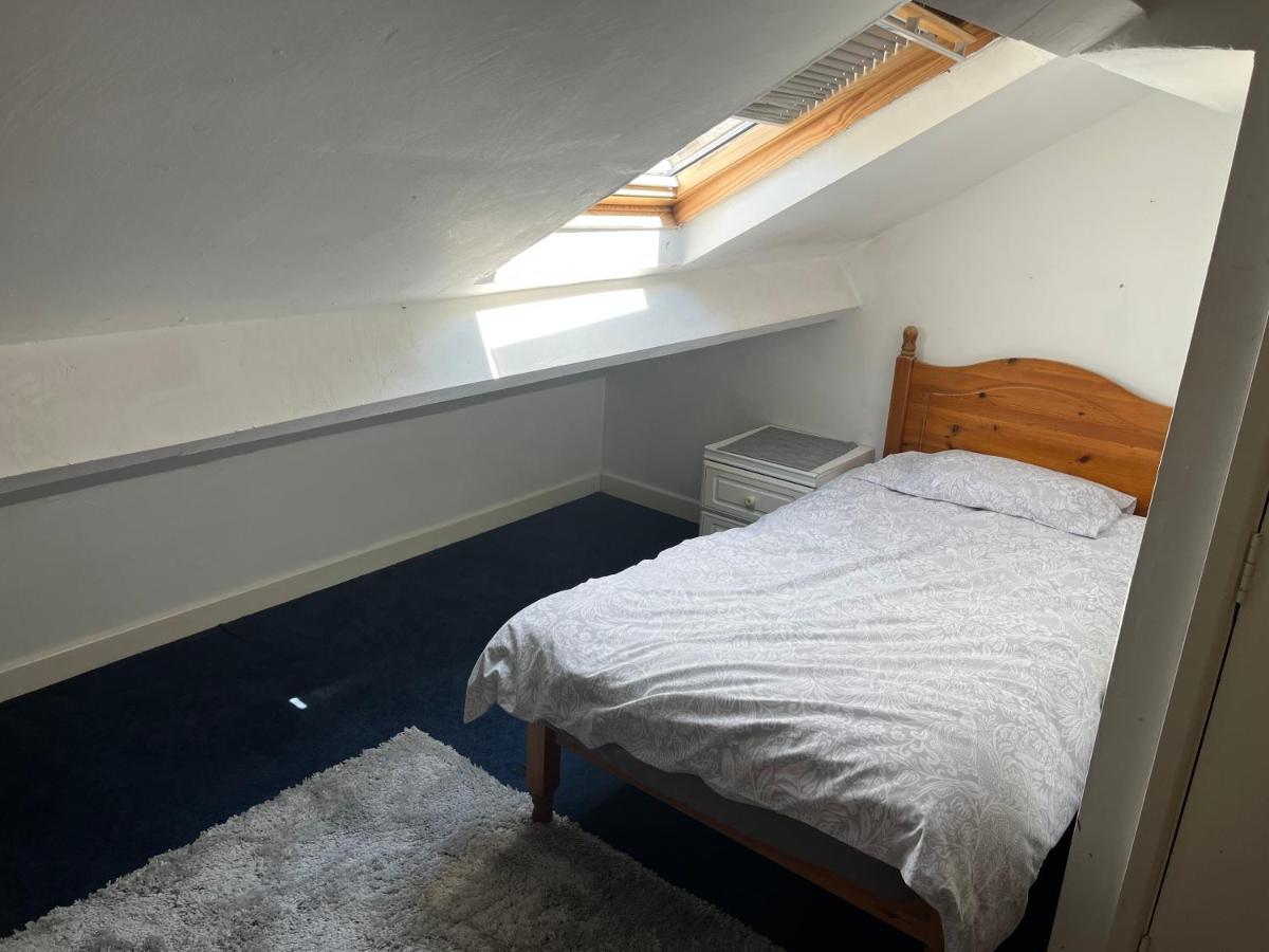 5 Bedroom Town House in Barnsley Centre - Housity