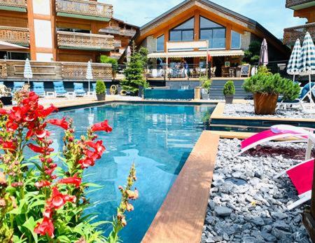Piscine de l'établissement Hôtel Le Labrador 1971 ou située à proximité