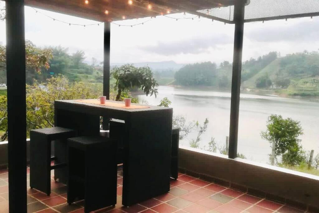 Cozy lakefront House for 6 (Guatape dam) - Housity