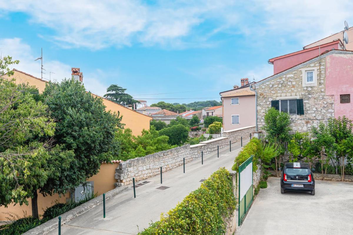 Contrada del Nonno Apartments (city center - private parking on-site) - Housity