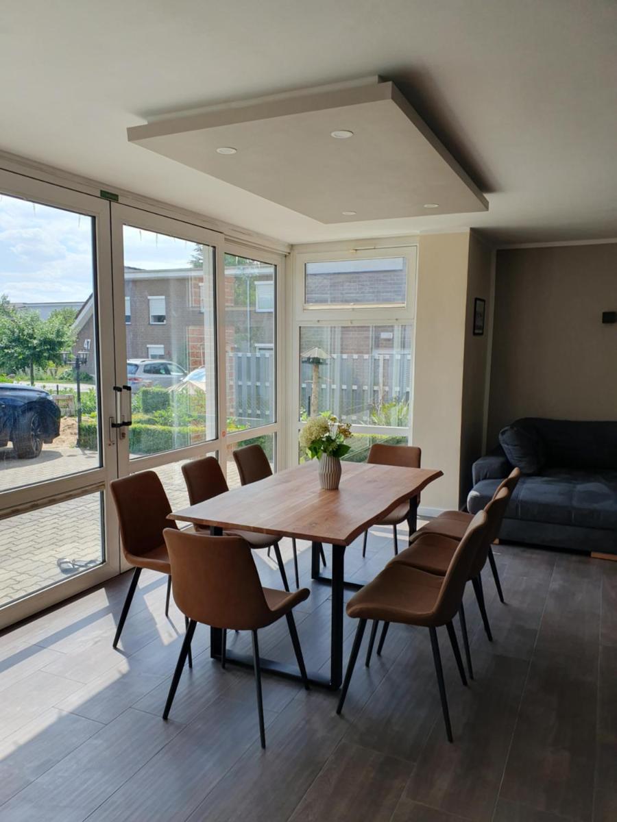 Neumühler Hof Ferienwohnung "Stefan" bietet 4 Schlafzimmer und 4 Bäder , eine Große Badewanne und großer Terrasse zum Garten, kostenfreie Parkmöglichkeiten - Housity