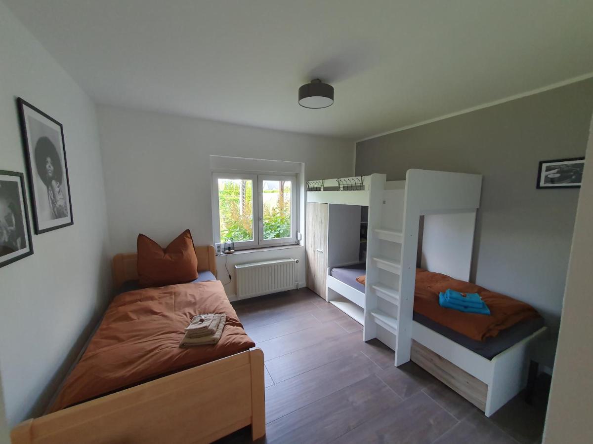 Neumühler Hof Ferienwohnung "Stefan" bietet 4 Schlafzimmer und 4 Bäder , eine Große Badewanne und großer Terrasse zum Garten, kostenfreie Parkmöglichkeiten - Housity