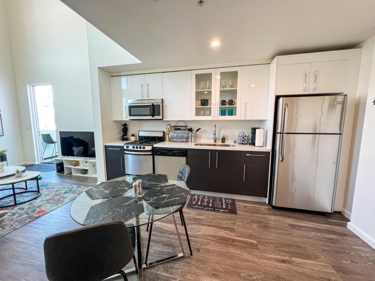 Suitetrails - Luxury Downtown Los Angeles Penthouse Condo with Skyline Views