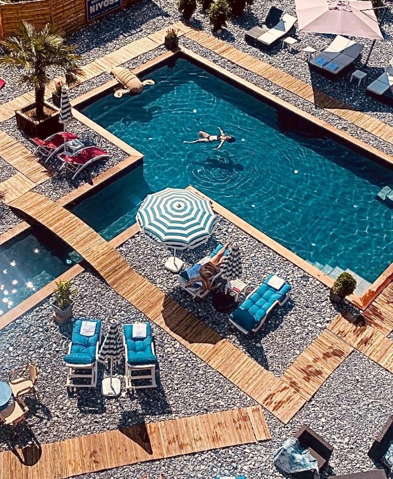 Piscine de l'établissement Hôtel Le Labrador 1971 ou située à proximité