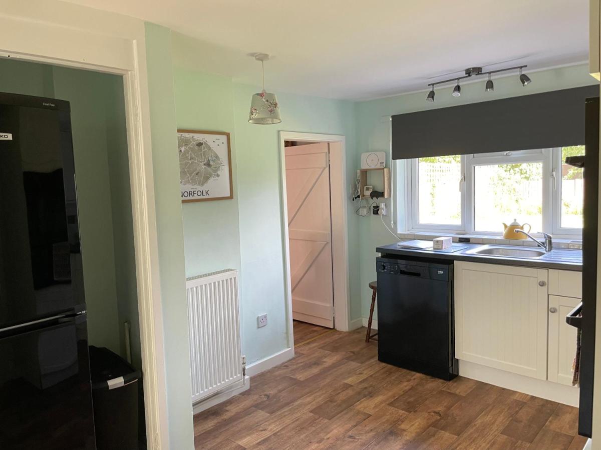 Betty's Cottage - Traditional Norfolk Farm Cottage - Housity