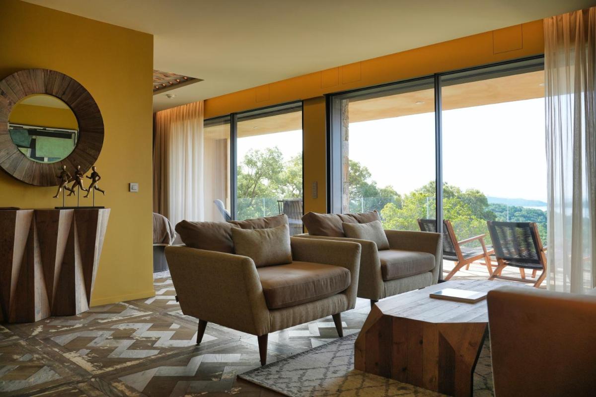 Coin salon dans l'établissement Les Regalia Hôtel & Spa