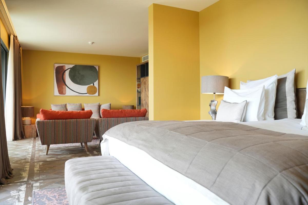 Un ou plusieurs lits dans un hébergement de l'établissement Les Regalia Hôtel & Spa