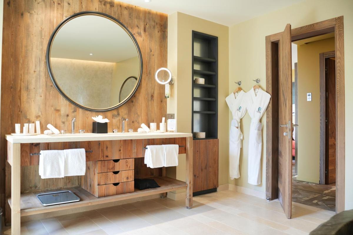 Salle de bains dans l'établissement Les Regalia Hôtel & Spa