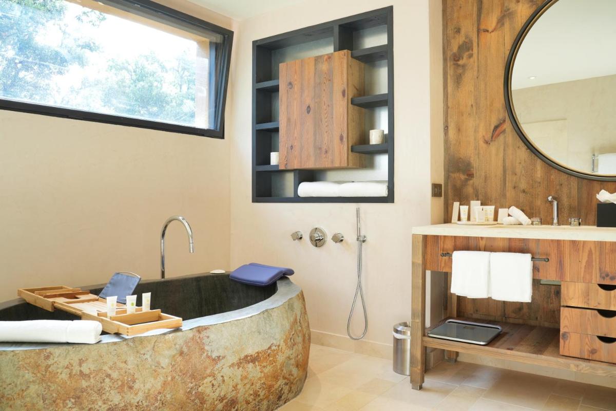 Salle de bains dans l'établissement Les Regalia Hôtel & Spa