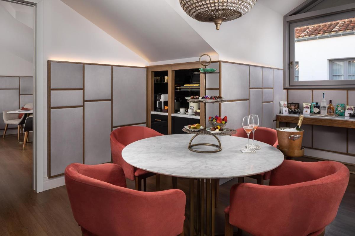 Una cocina o zona de cocina en Gran Hotel Inglés - The Leading Hotels of the World