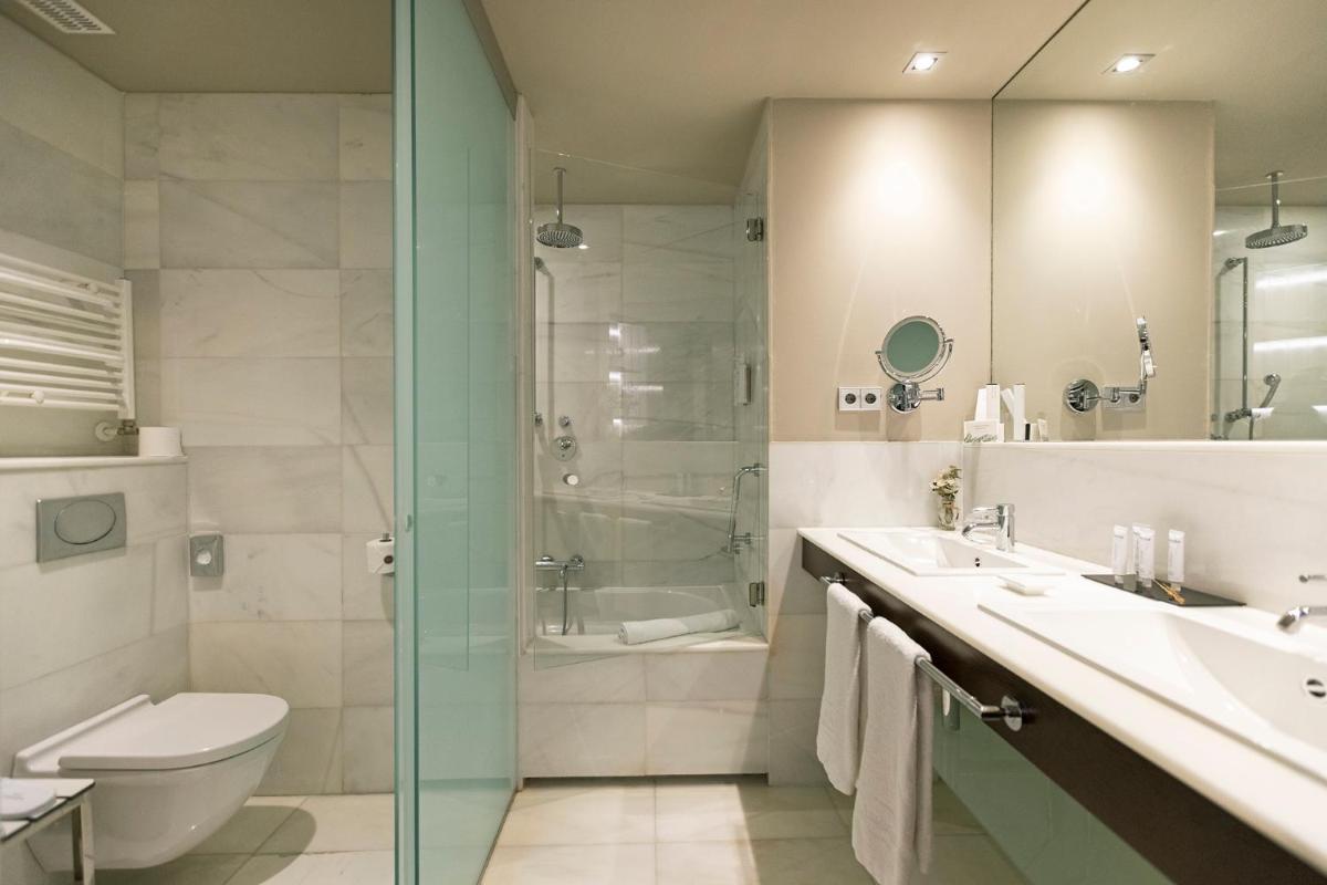 Un baño de Hospes Amérigo, Alicante, a Member of Design Hotels