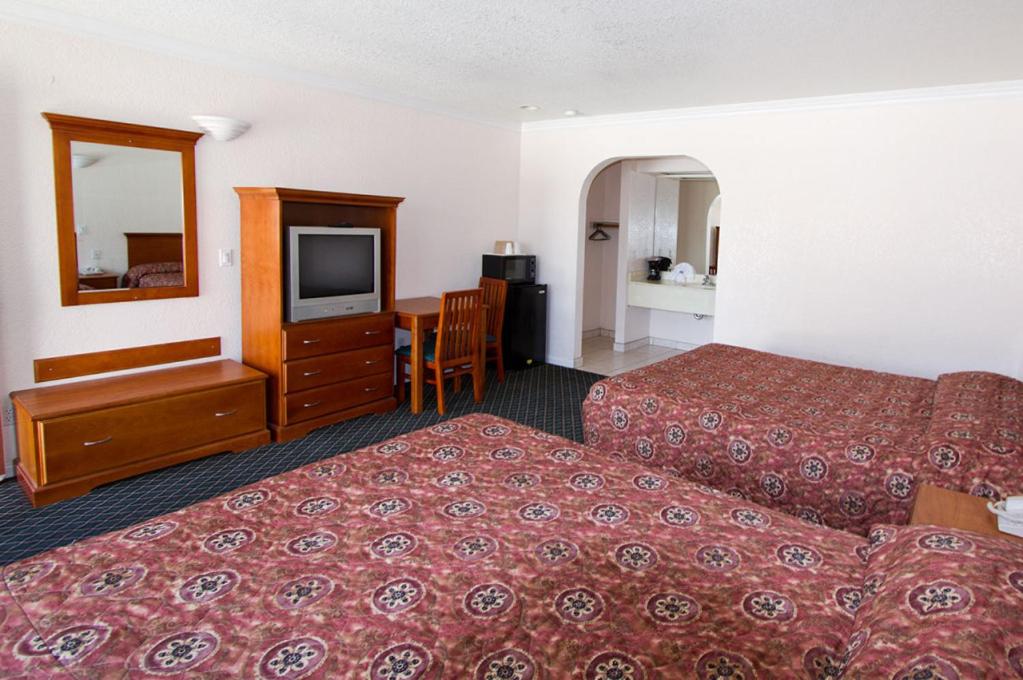 West Coast Inn Santa Ana - Housity