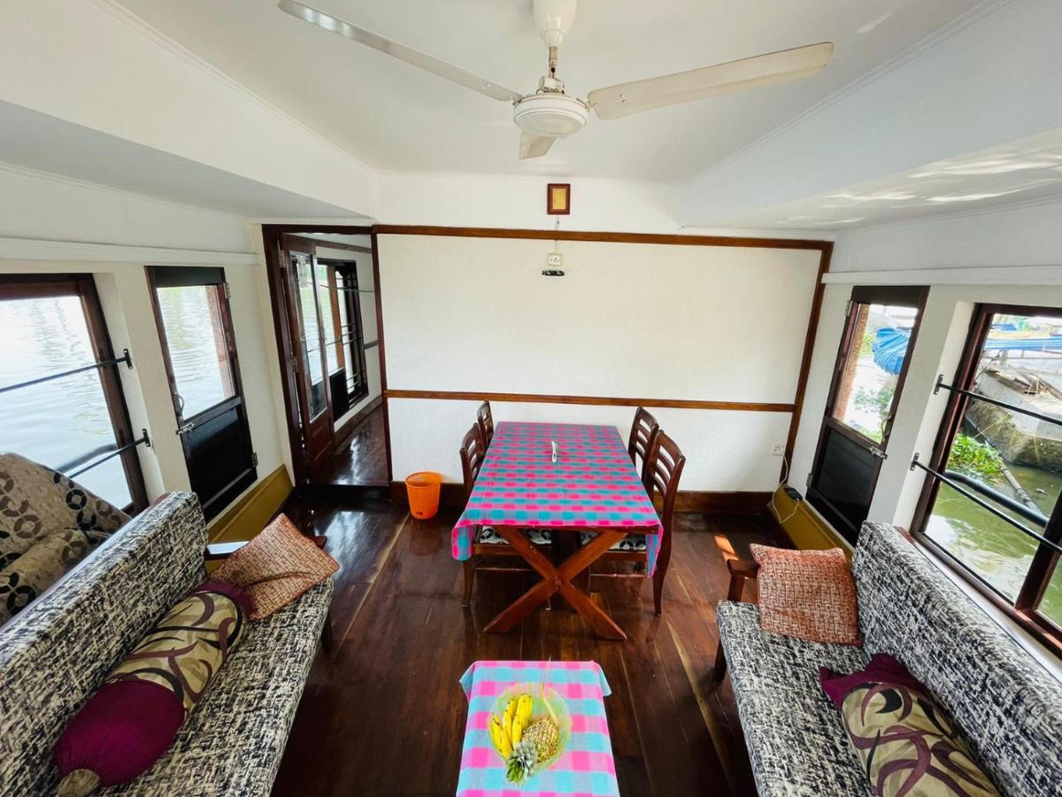 Premium Houseboat - Housity