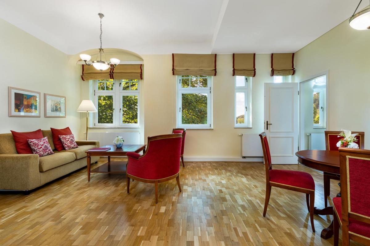 Ein Sitzbereich in der Unterkunft Falkenstein Grand, Autograph Collection Ein Sitzbereich in der Unterkunft Falkenstein Grand, Autograph Collection