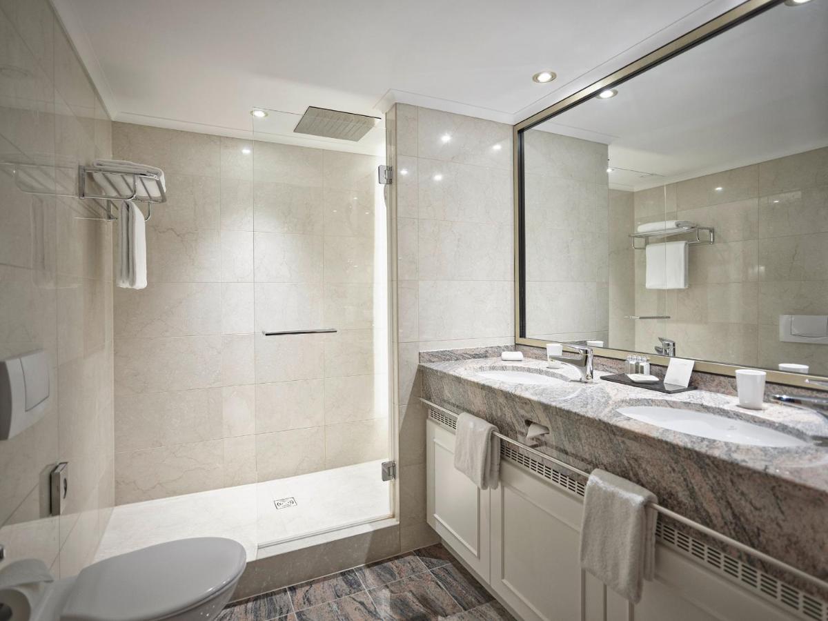 ein Badezimmer mit zwei Waschbecken und einer Dusche in der Unterkunft Falkenstein Grand, Autograph Collection in Königstein im Taunus ein Badezimmer mit zwei Waschbecken und einer Dusche in der Unterkunft Falkenstein Grand, Autograph Collection in Königstein im Taunus