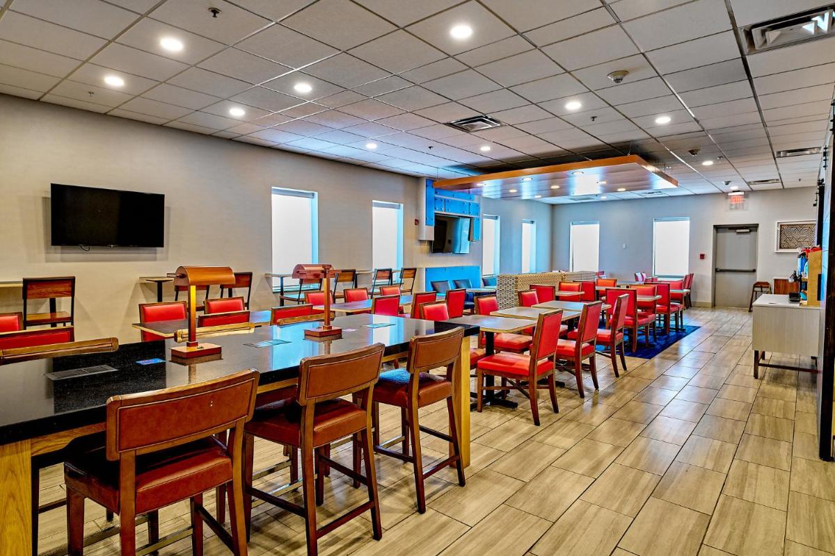 Holiday Inn Express Charleston-Civic Center, an IHG Hotel - Housity